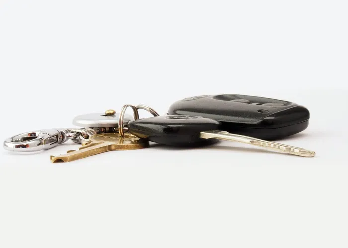 Panorama des formes de porte-clés auto et critères de choix selon l'usage réel.
